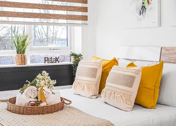 The Cozy Chapter - Spacious Apartments Near Manchester City Centre & Old Trafford